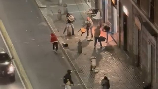 Rissa con decine di persone in via Padova: volano sedie e posacenere