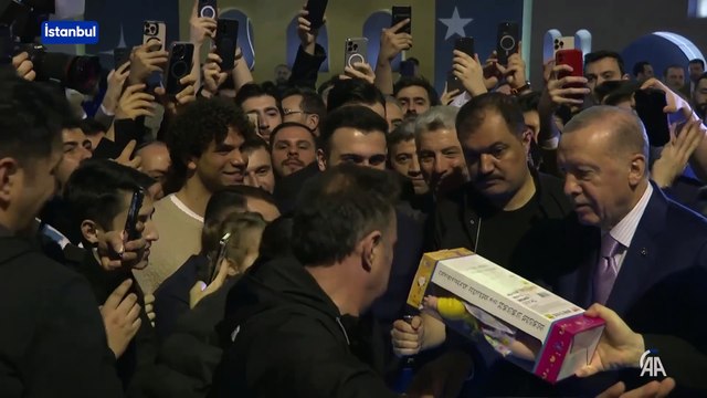 Cumhurbaşkanı Erdoğan, AK Parti İstanbul İl Başkanlığı'nda gençlerle bir araya geldi