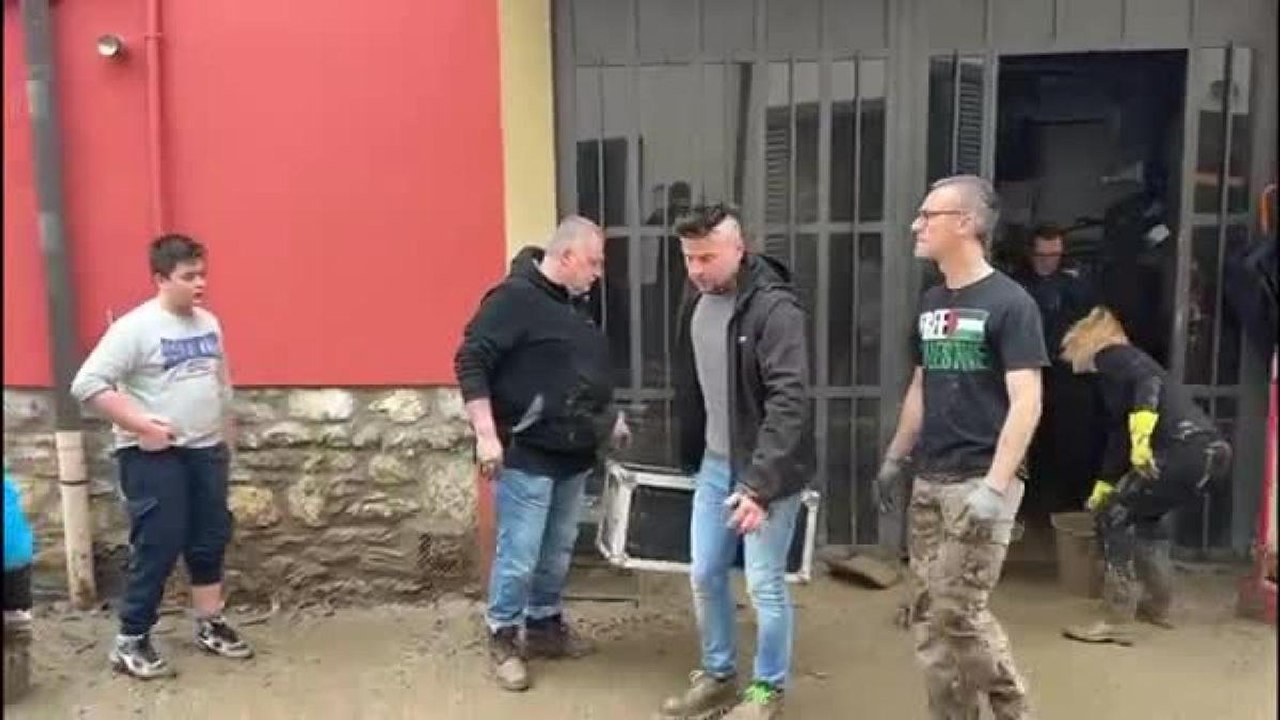 Sesto Fiorentino, da Nuto della Bandabardò a Pelù: una fila di musicisti a pulire il Parsifal