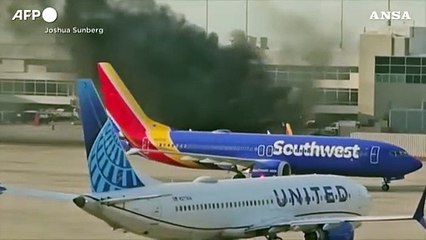 Denver, aereo dell'American Airlines prende fuoco in pista