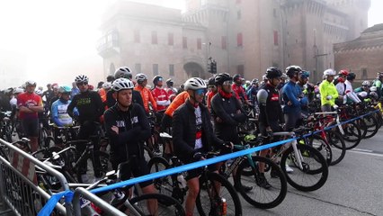 Via alla Granfondo del Po, la partenza sotto il Castello Estense di Ferrara