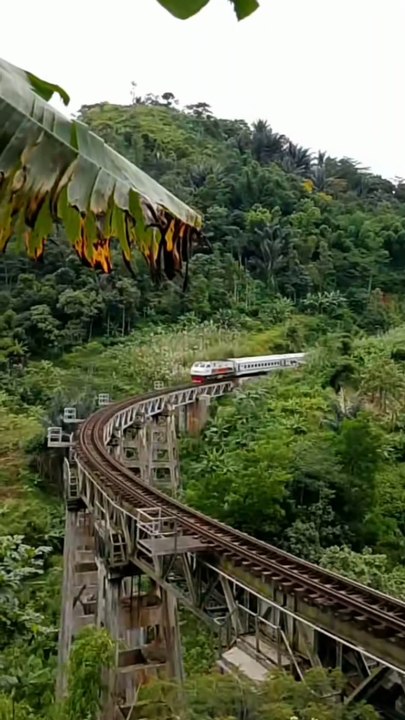 KAI Kereta Api Pasundan adalah kereta api ekonomi yang melayani rute Bandung Kiaracondong–Surabaya