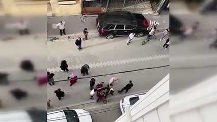 Esentyurt'ta bir şahıs kavgaya motosikletle daldı! O anlar kameraya yansıdı!