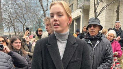 Daria Navalnaya inaugura targa del padre Alexei Navalny a Milano: «È andato sempre avanti e avrebbe voluto che continuassimo la sua lotta»
