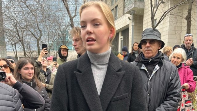 Daria Navalnaya inaugura targa del padre Alexei Navalny a Milano: «È andato sempre avanti e avrebbe voluto che continuassimo la sua lotta»