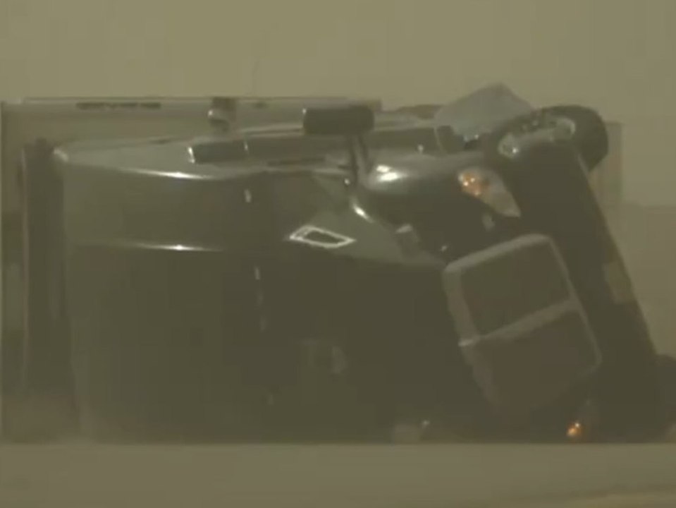 Mega-Sturm in Texas bläst fahrende Lkws um