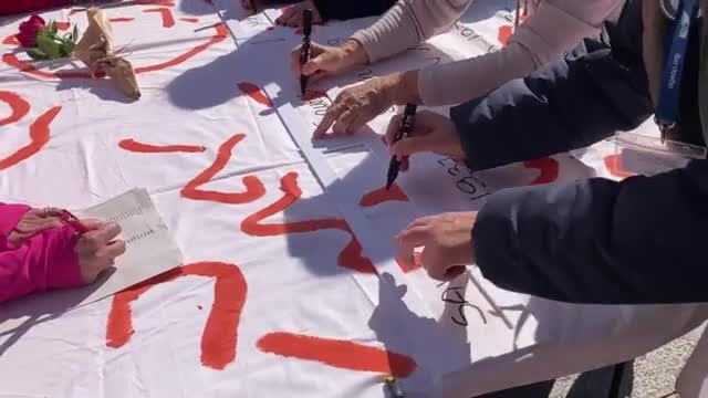 Bologna, in piazza Maggiore si prepara la lunga tela di 100 metri per ricordare le 4.500 vittime del Covid: il video
