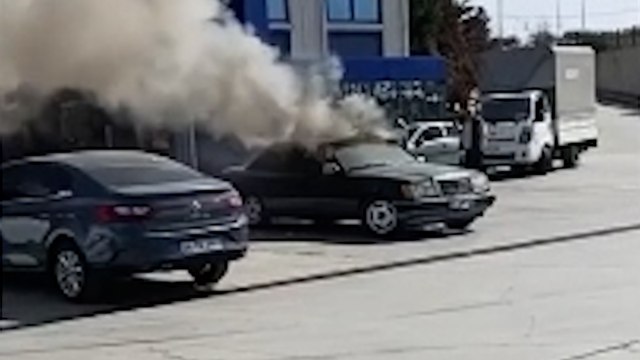 Aracı muayeneden geçemeyince aracını yaktı o anlar kamerada