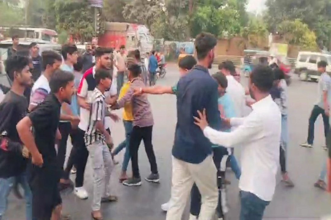 पूर्व CM बघेल के स्वागत में खड़े कांग्रेसी कार्यकर्ताओं के बीच शहर के गांधी चौक में मारपीट, देखें Video