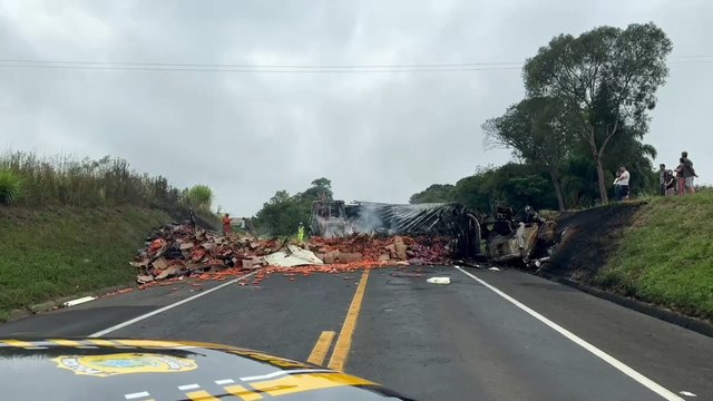 Duas pessoas morrem após caminhão com verduras e legumes tombar e pegar fogo na BR-277