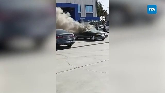 Muayeneden geçemeyen aracını görevliye sinirlenip ateşe verdi; o anlar kamerada