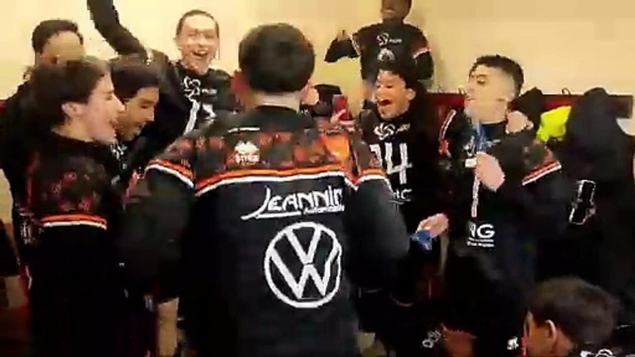 Joie dans le vestiaire U14 après leurs victoires