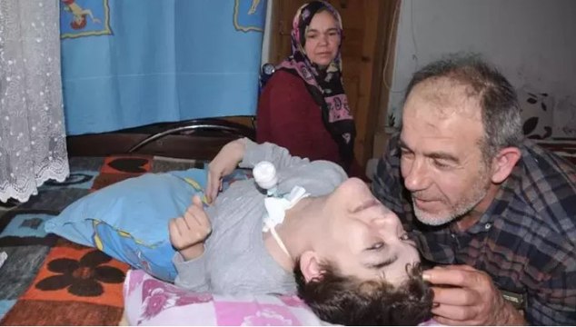 25 yıldır hiç yılmadım diyen annenin yürek yakan vedası… Bir köy onu çok sevdi, gözyaşlarıyla uğurladı