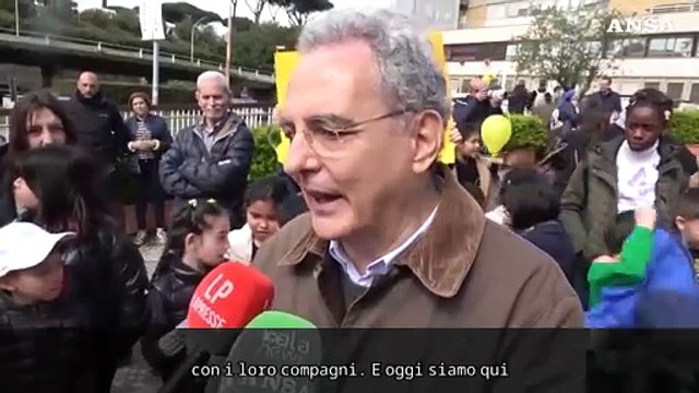 Papa ricoverato, la preghiera dei bambini davanti al Gemelli