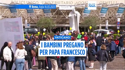 Il Papa: "Sto affrontando un periodo di prova", 300 bambini pregano davanti al Gemelli