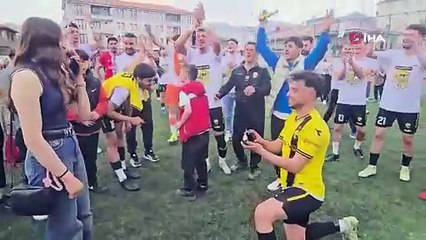 Şampiyonluk maçında futbolcudan, kız arkadaşına evlilik teklifi