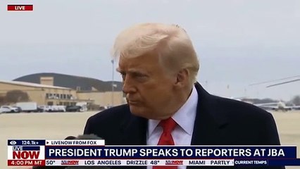 Donald Trump es "golpeado" con un micrófono
