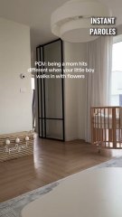 Ce garçon apporte un bouquet de fleurs à sa maman