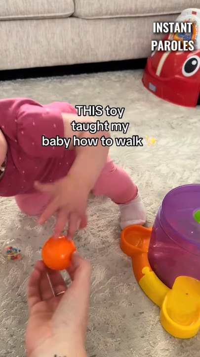 Cette petite fille fait ses premiers pas grâce à ce jouet