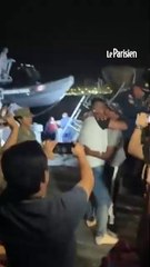 La joie d'un pêcheur naufragé sauvé