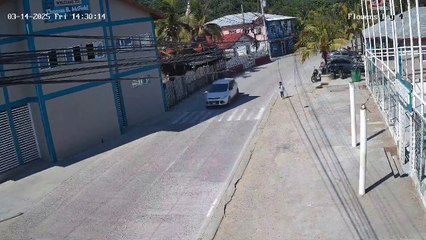Niño intenta cruzar calle en Roatán
