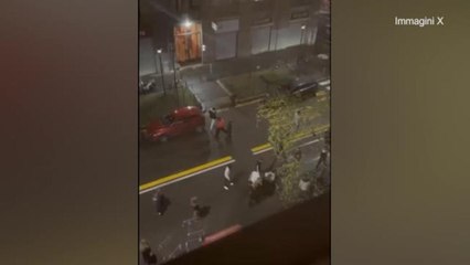 Milano, 22enne massacrato di botte in strada: calci mentre è a terra svenuto