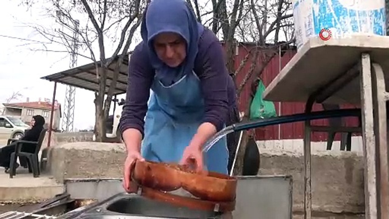 Elazığ'da kadınların yaptığı tandır ekmeği 15 liraya satılıyor! Binlerce kişi buraya akın ediyor!