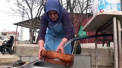 Elazığ'da kadınların yaptığı tandır ekmeği 15 liraya satılıyor! Binlerce kişi buraya akın ediyor!