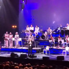 Des individus tentent de saboter le concert d'Enrico Macias à Paris, alors que près de 4.000 personnes sont dans la salle : "Je n'ai pas peur. Ils peuvent faire ce qu’ils veulent, même me jeter une bombe !"