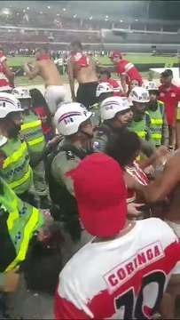 Torcedor é detido após confusão com policiais no Rei Pelé