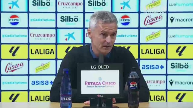 La rajada de Escribá a su jugador Hongla: Que lo haga tres veces con Camerún si quiere...