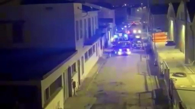 Incendio in una ditta tessile in provincia di Prato: imponente colonna di fumo