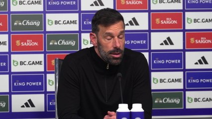 Van Nistelrooy reacts to Leciester's 3-0 loss to Manchester United