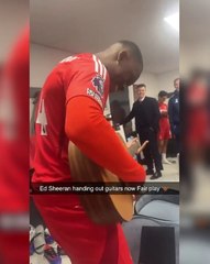 Callum Hudson-Odoi membawakan 'Shape of You' kepada rekan timnya di Nottingham Forest setelah dihadiahkan gitar oleh Ed Sheeran