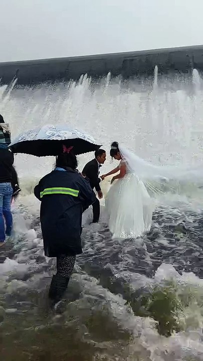 VIDEO: ¡Impresionante sesión de fotos! Novios posaron en la represa de Corani