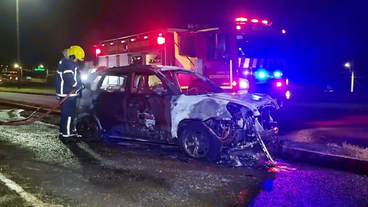 Explosão e incêndio: motorista sobrevive, mas veículo sofre danos irreparáveis
