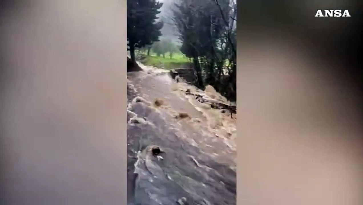 Maltempo in Toscana, strade come fiumi a Careggi