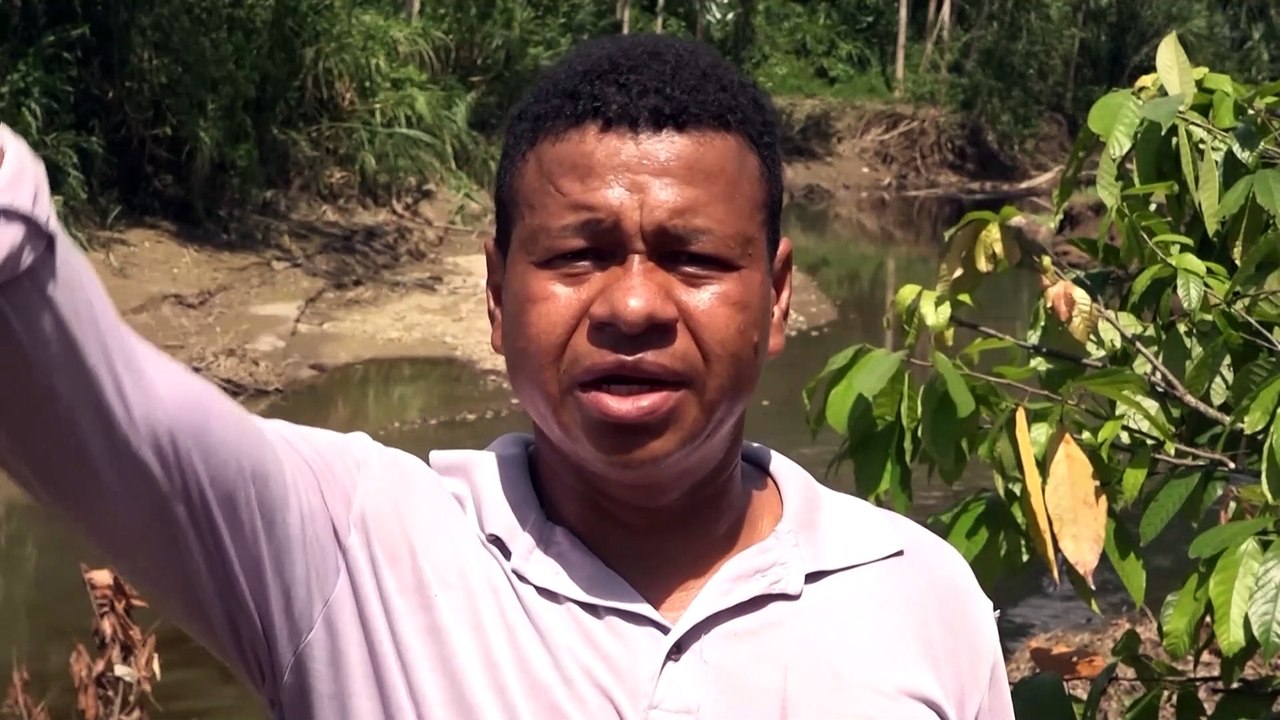 Ecuadorians worry river oil spill will affect their health and crops