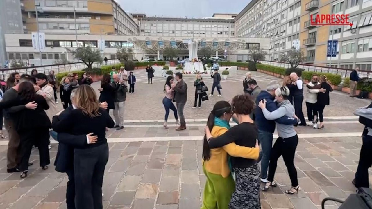 Papa Francesco, la preghiera dei fedeli ballando il tango al Policlinico Gemelli