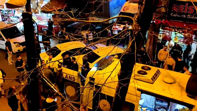 Bayrampaşa'da iki otomobilin çarpıştığı kaza kamerada