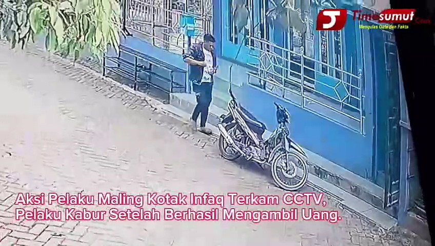 Aksi Pelaku Maling Kotak Infaq Terkam CCTV, Pelaku Kabur Setelah Berhasil Mengambil Uang.