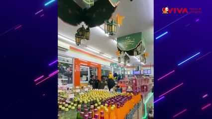 KEJAM! Geng Motor Keroyok Tukang Parkir di Dalam Minimarket