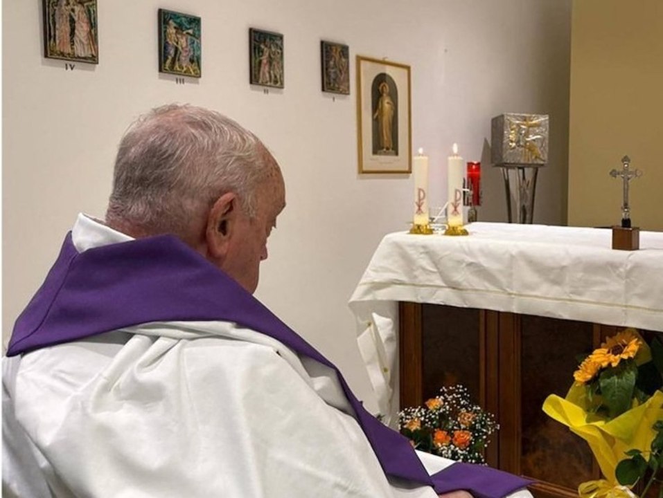 Vatikan teilt Foto von Papst im Krankenhaus