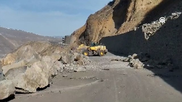 Kayalar yolu kapattı! Ulaşımı durdurdu