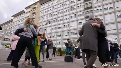Ballerini di Tango danzano al Gemelli per il Papa argentino