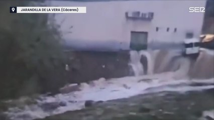 Un desbordamiento provoca una gran riada en Jarandilla de la Vera (Cáceres)