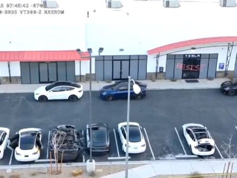 Atacan varios coches Tesla en un concesionario de Las Vegas
