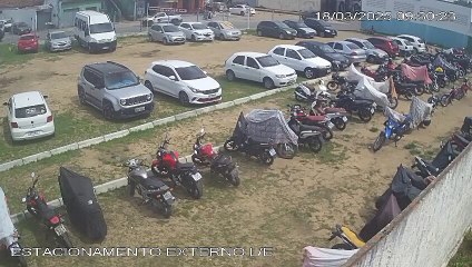 Suspeito de roubo saindo do estacionamento com outra pessoa