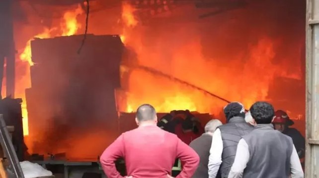 Sakarya’da mobilyacılar çarşısında yangın