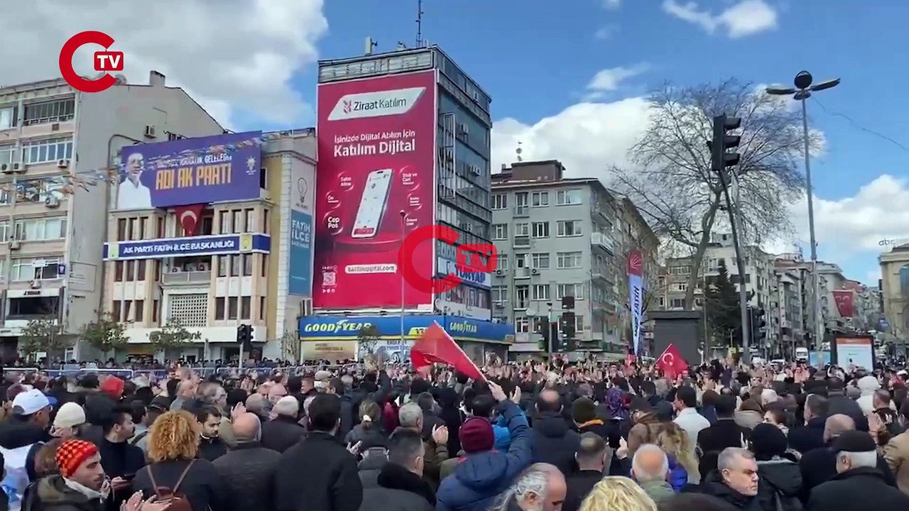 Halk polis ablukasına rağmen Vatan Caddesi'nde toplanıyor! Halk polis ablukasına rağmen Vatan Caddesi'nde toplanıyor!